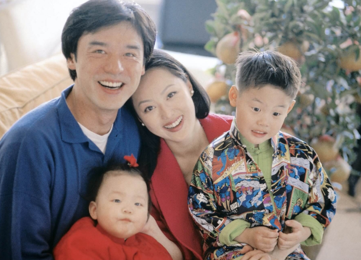 钟镇涛儿子情人节送花给章小蕙破母子不和传闻还与女友秀恩爱