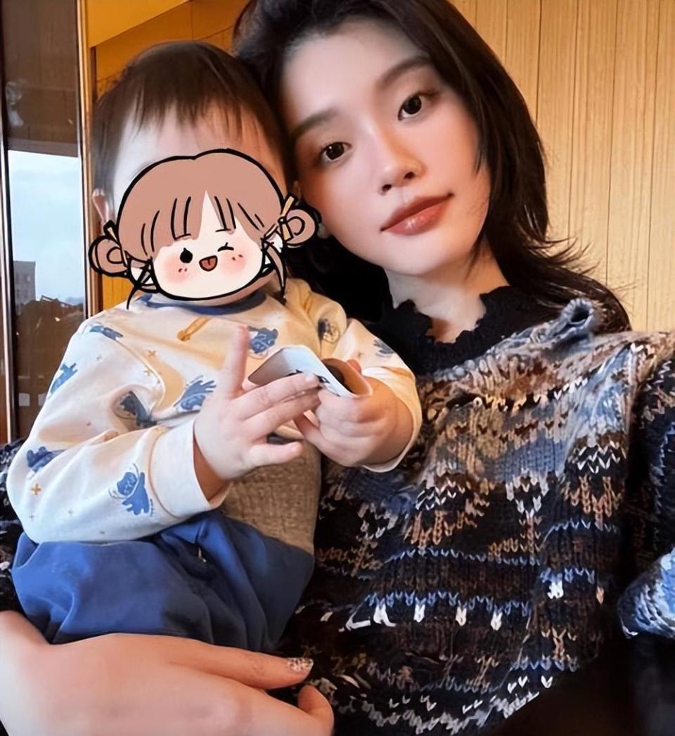 赌王三房四房聚会:奚梦瑶很随性,何超莲身材好棒,71岁三太陈婉珍抢镜