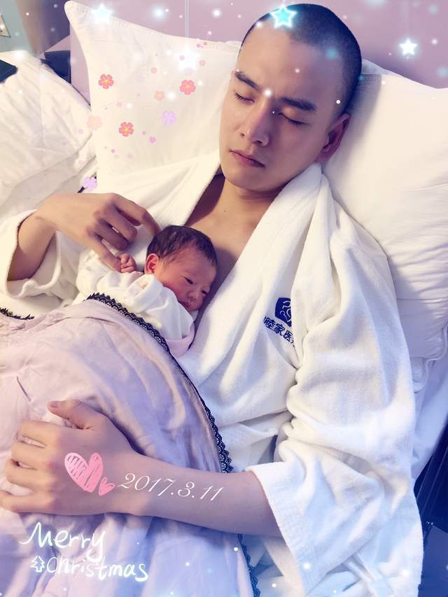 小李琳为38岁经超庆生,喝交杯酒忘情接吻,女方小腹凸起引猜测_腾讯