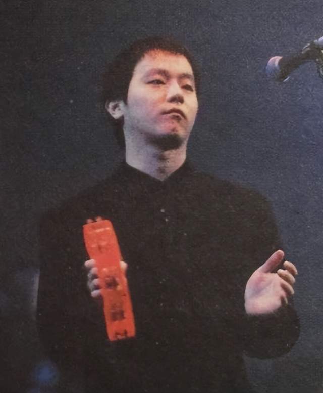 媒体是这样评价窦唯的,称窦唯当年的音乐达到了非常高的高度,他的乐队
