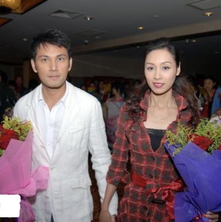 郭可盈和林文龙庆祝结婚19周年,在高档餐厅约会,获母亲送水晶比翼鸟