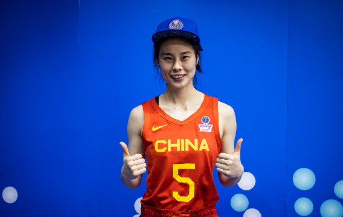 恭喜中国女篮世界亚军王思雨获高级教练职称27岁提前为退役铺路