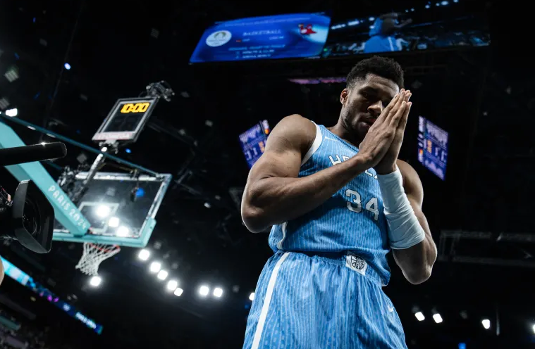 字母哥22分止步八强:惨遭世界冠军逆转淘汰 满脸不甘心落寞离场