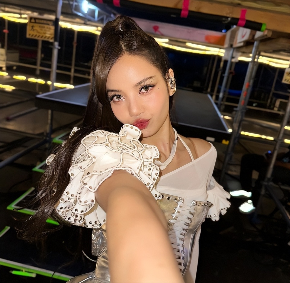 韩娱圈更现实lisa风波后续约无望随时被新人顶替经纪人都跑了