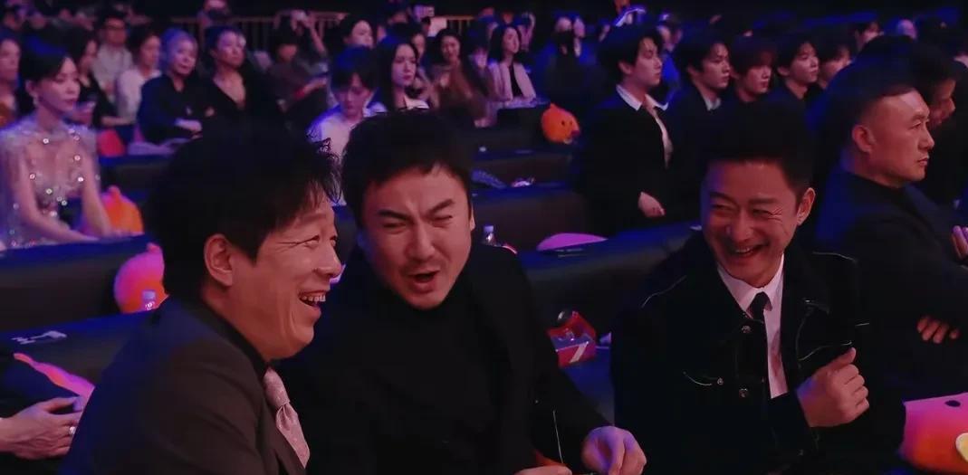 鬧大了，楊冪、肖戰陷搶座位爭議，她選擇硬剛，吳京塗唇膏超喜感 - 