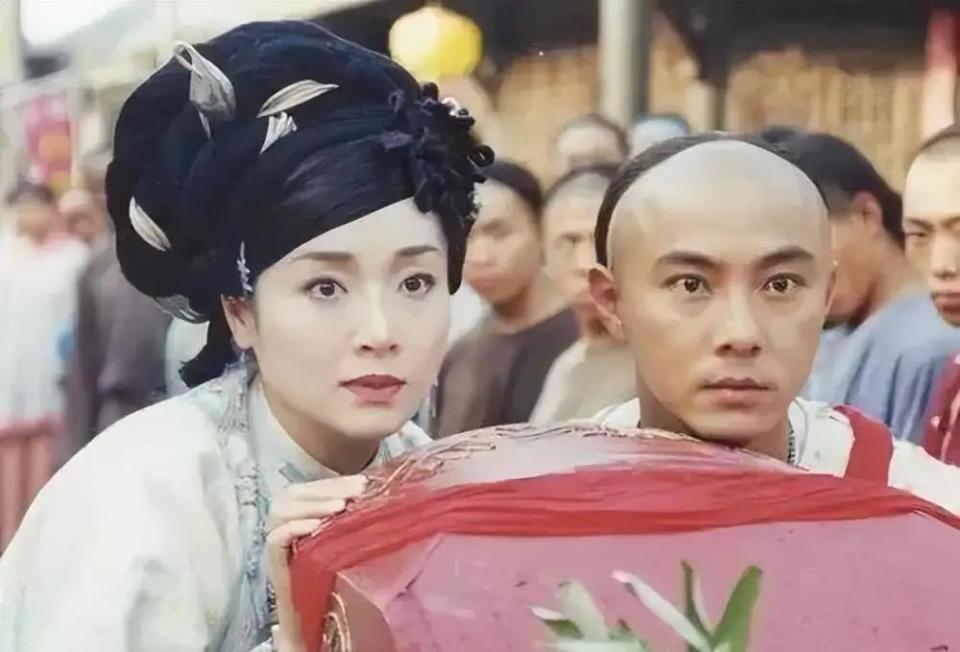 恬妞：出道即巅峰却遭富豪骗婚？中年逆袭，如何写出大女主剧本_腾讯新闻