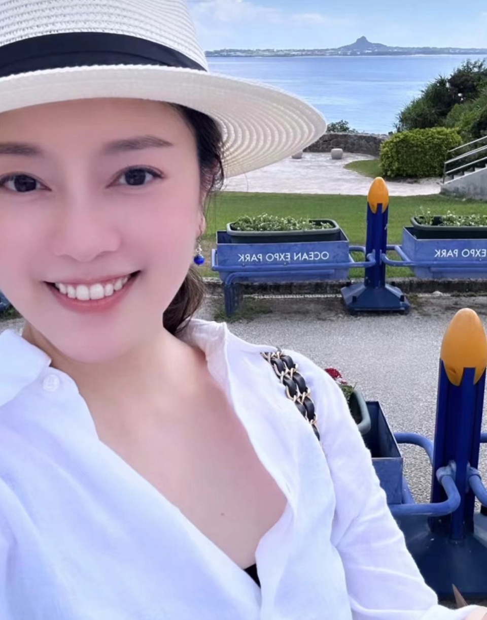 周渝民暑假陪妻女出游,罕见与7岁女儿合影,老婆清秀甜美气质佳