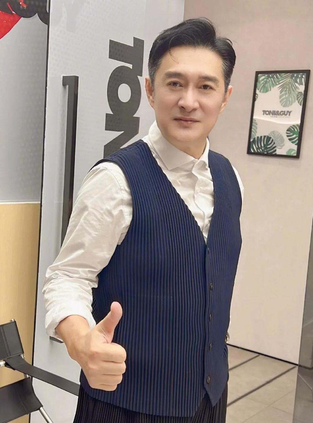 60岁黄安直播首秀,剪掉留了15年的长发,吸引超过100万网友观看_腾讯