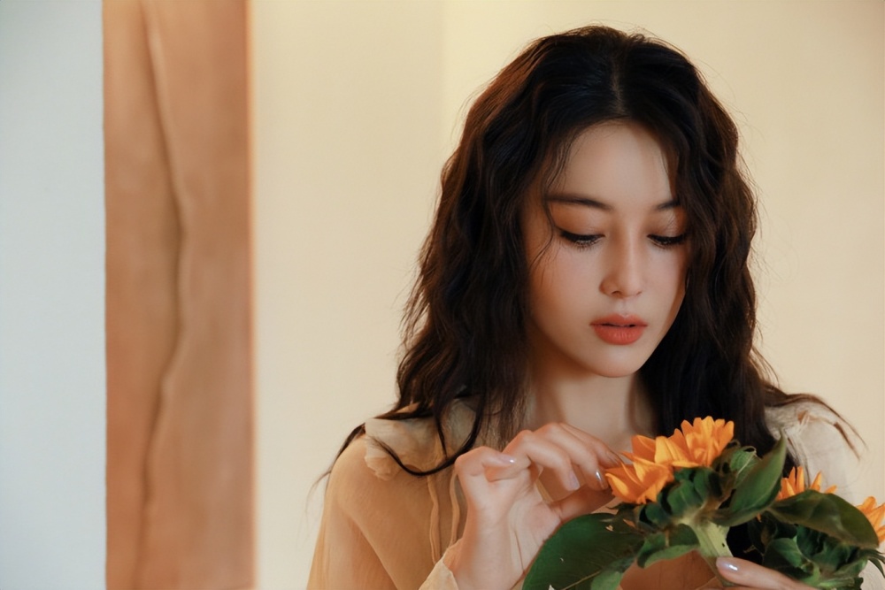 张馨予高调晒老公视角,卷发红唇慵懒风情,对镜wink秀足恩爱_腾讯新闻