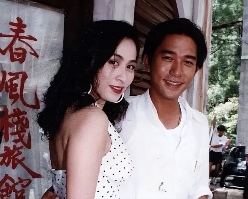 60岁刘嘉玲近况曝光素颜出镜气质不输当年网友直言越来越洒脱