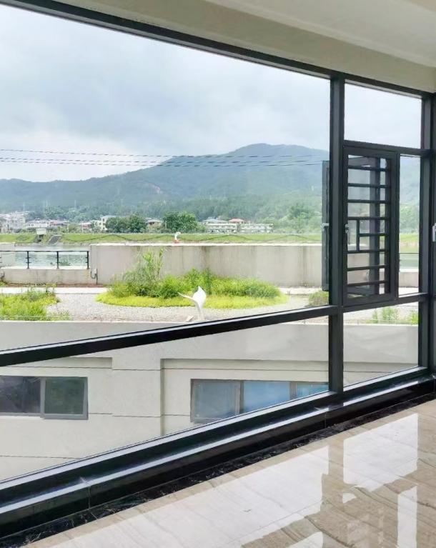 一样的阳台,不同的封窗,原来效果差别大!