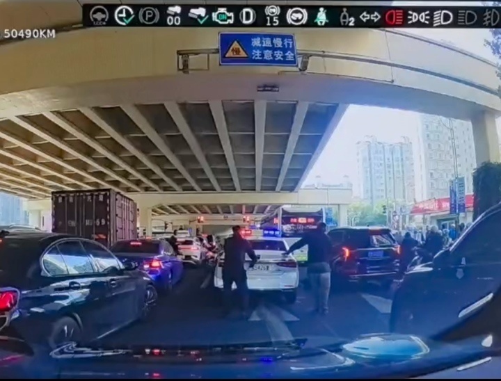 上海街头有车冲撞警车拒捕逃窜，警方通报：是盗车嫌犯，已抓获_腾讯新闻