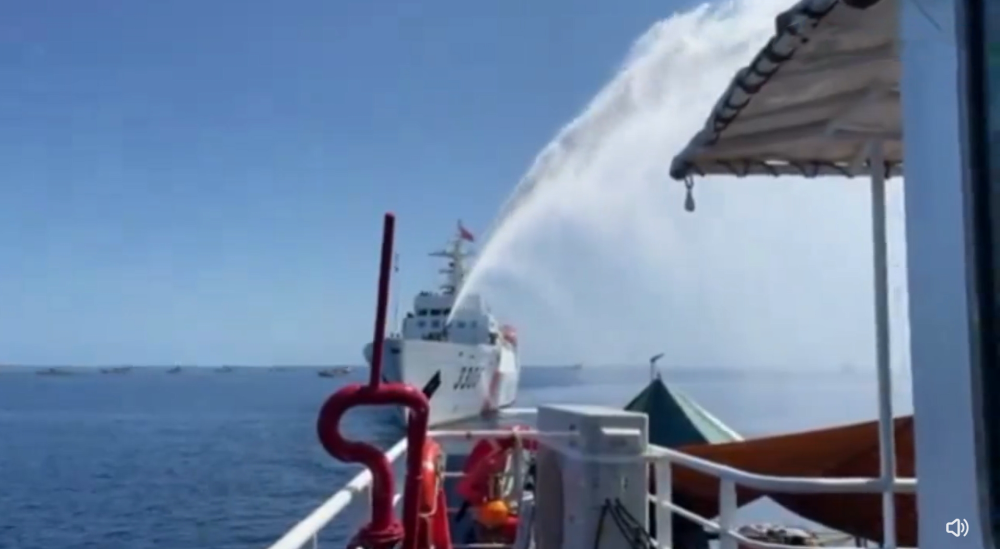 霸气,更多现场视频曝光,中国海警船左右开弓同时对菲舰发射水炮