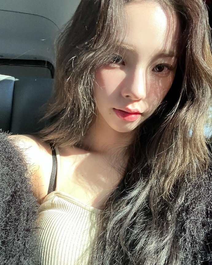 aespa柳智敏晒出美照,权志龙点赞,引发了韩国网友们的热议