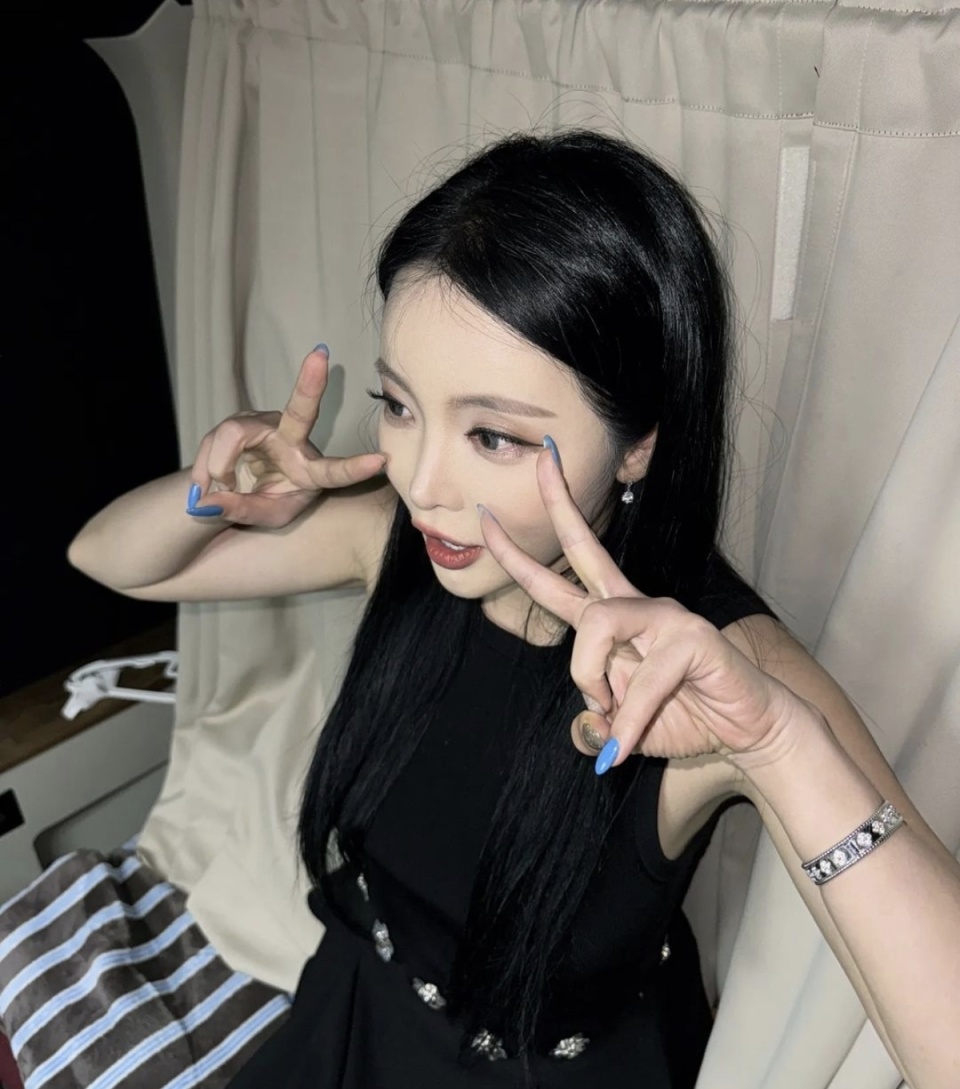 亲切自然惹人爱,洪真英黑色无袖连衣裙,尽显可爱活力