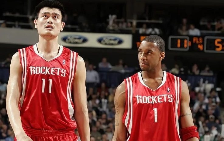 麦迪35秒13分绝杀马刺的比赛里,当时姚明表现如何?一点不输邓肯