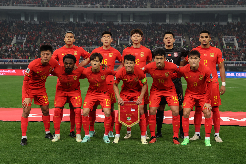 与上一场相比,国足在阵容上进行了3处调整.