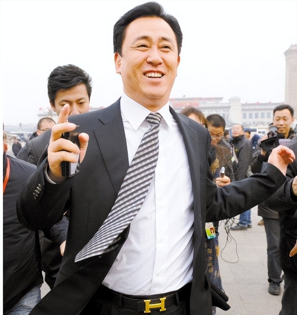 美国有皮衣哥,中国则有皮带哥