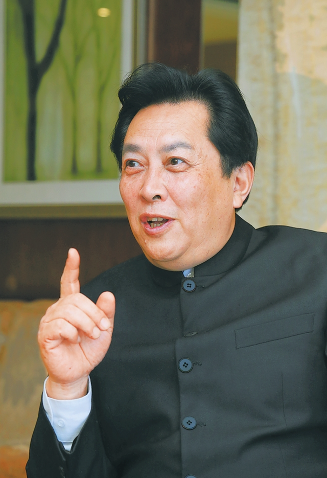 知名男星唐国强参加名流聚会,娇妻壮丽如影随形,疑长期定居美国