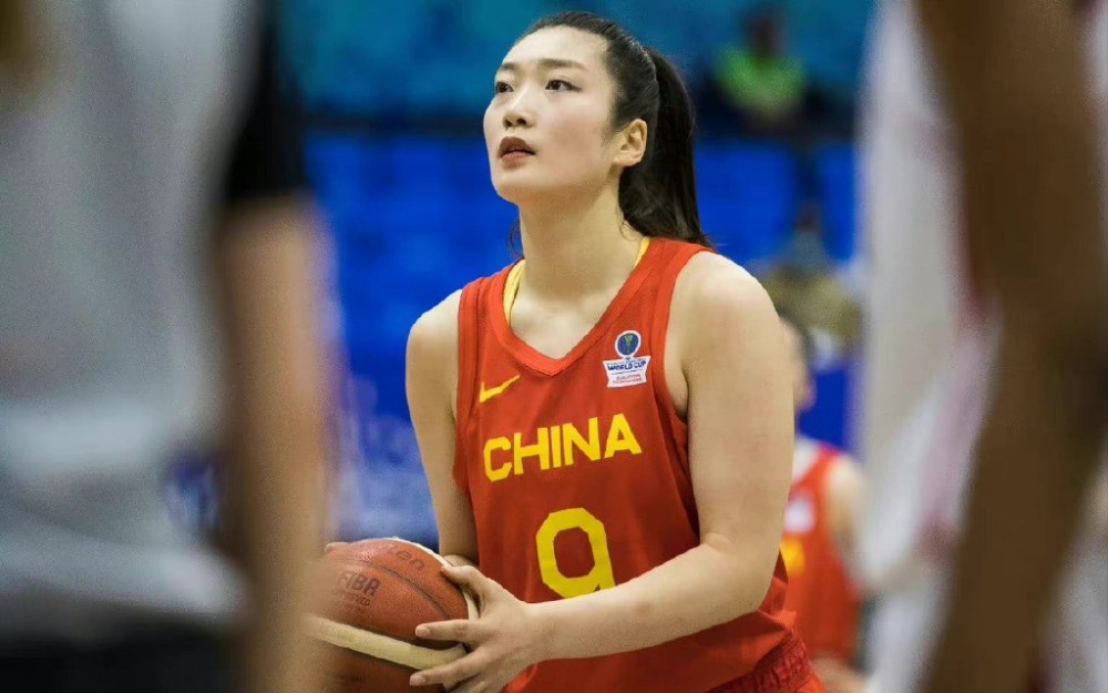 女篮球员大翻身李梦夺亚洲最佳大奖年薪400万待遇超男篮