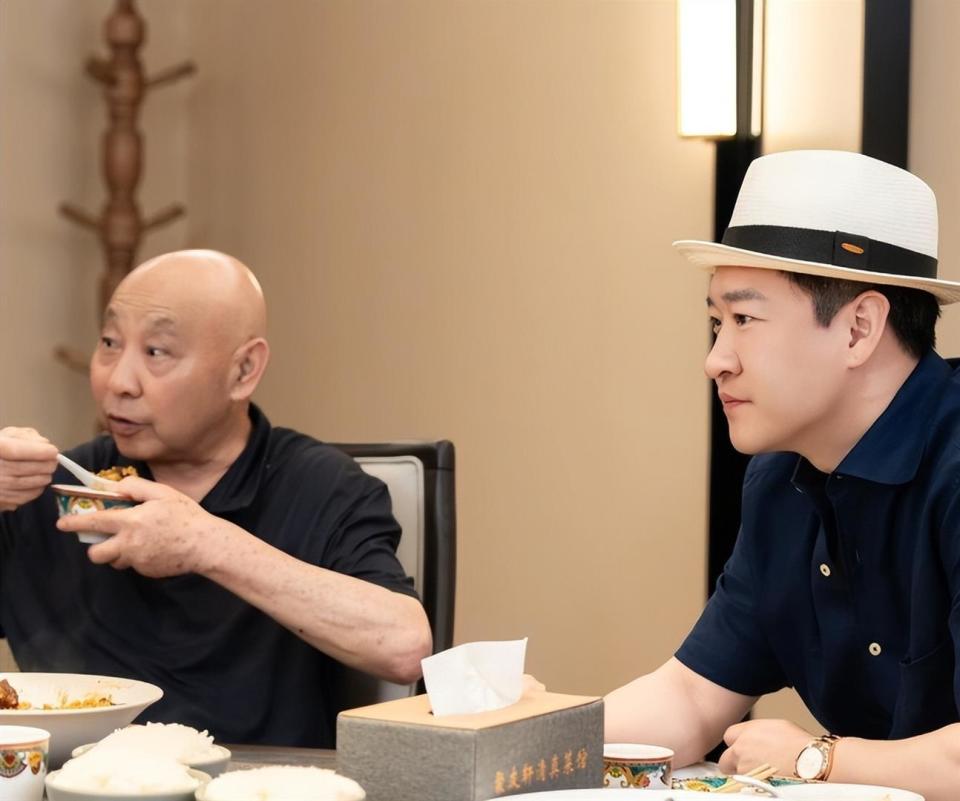 父亲、岳父都是相声大师，恩师是刘宝瑞，如今79岁仍坚持登台表演_腾讯新闻