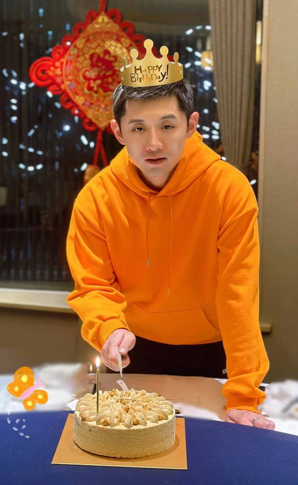 张继科36岁生日!新工作收入曝光,学员和家长围住,鲜花堆满桌_腾讯新闻