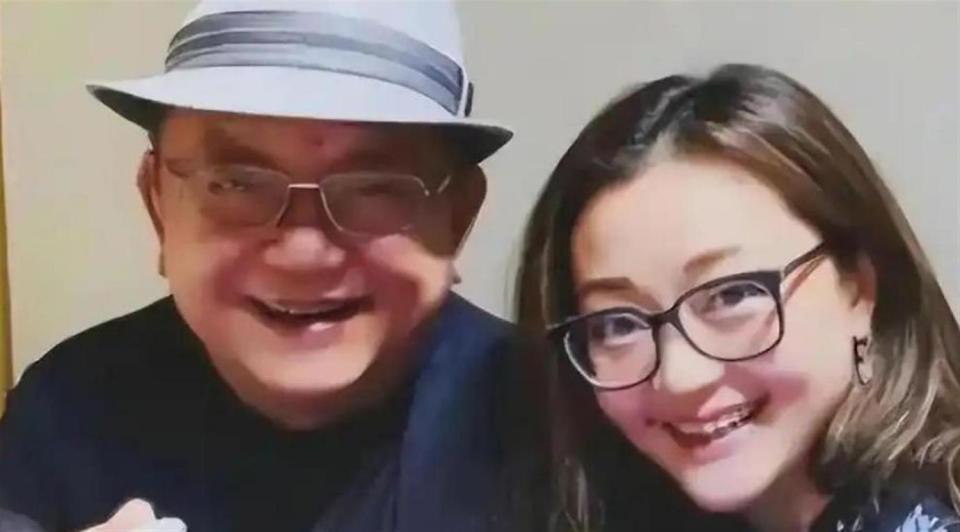 人前光鲜人后心酸，77岁王刚与现任现状曝光，担心的事还是发生_腾讯新闻