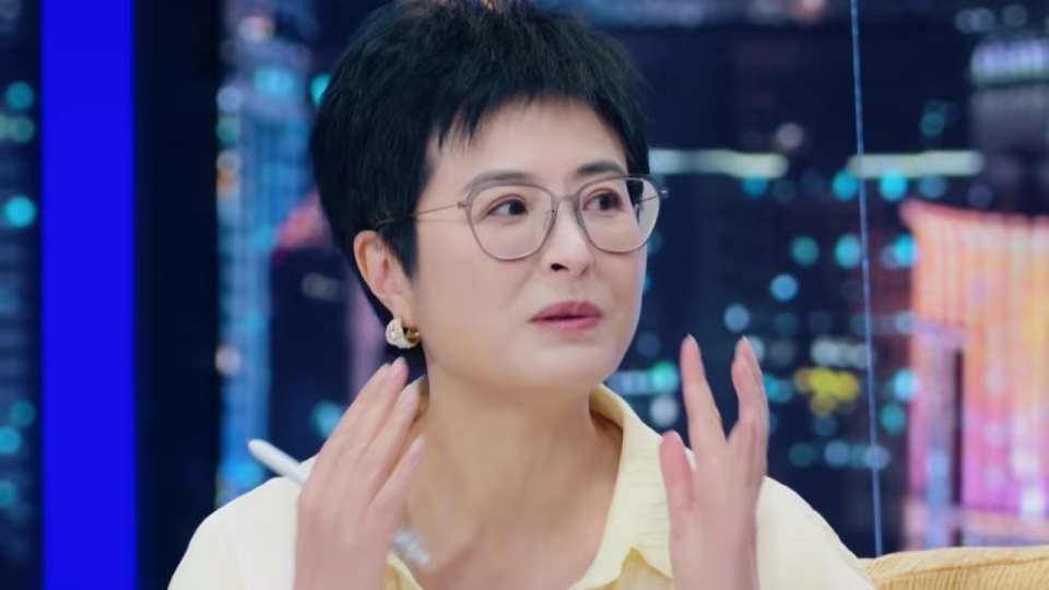 离开央视多年的张泉灵，凭什么能“一枝独秀”？_腾讯新闻