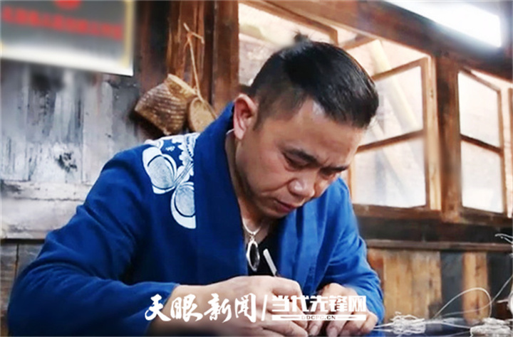 "工坊里,贵州省级苗族银饰锻制传承人王国春专心致志地锻造银饰,见到