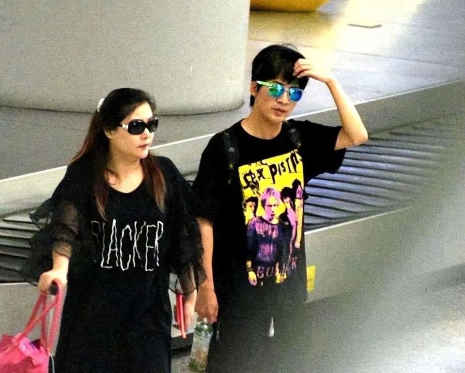 大张伟与妻子刘迎澳洲街头被偶遇,经纪人妻子穿搭成亮点_腾讯新闻