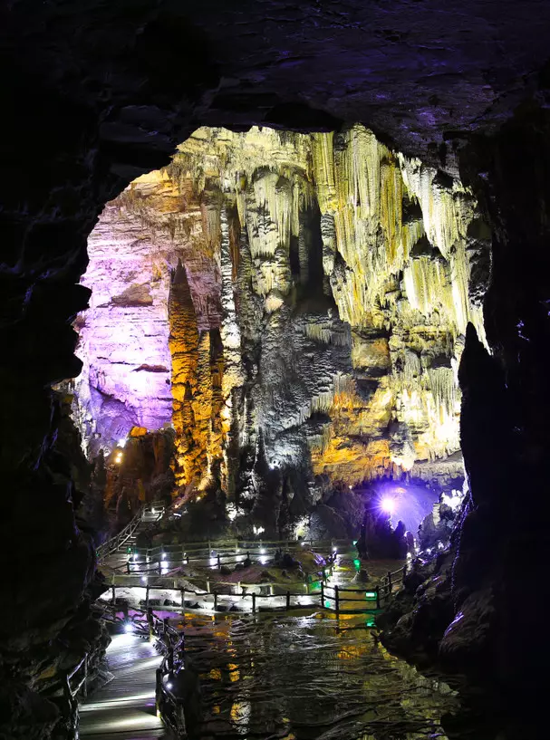 错落有致的农舍,鬼斧神工的溶洞,神秘莫测的天坑……黔南州罗甸县的