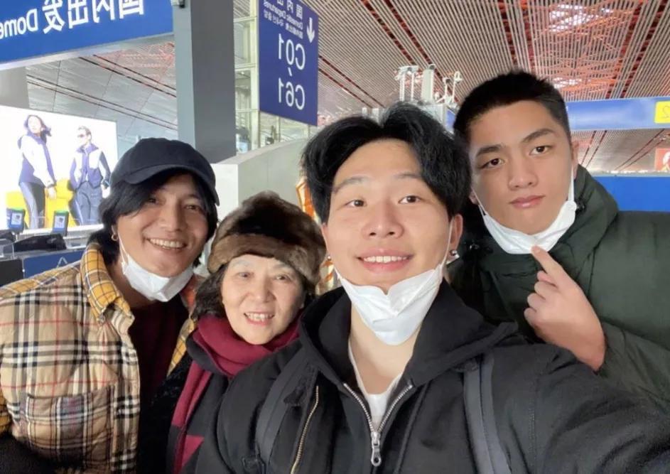 陈坤一家三口同游五台山,和儿子亲密合影,两人黝黑壮硕愈发相似