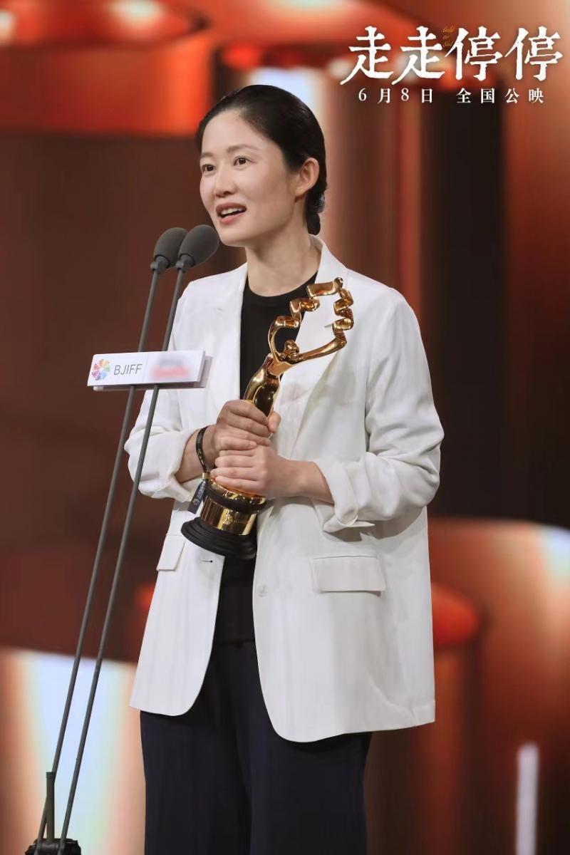 凭借《走走停停》获北影节最佳编剧奖 黄佳:停下来想想,再重新出发