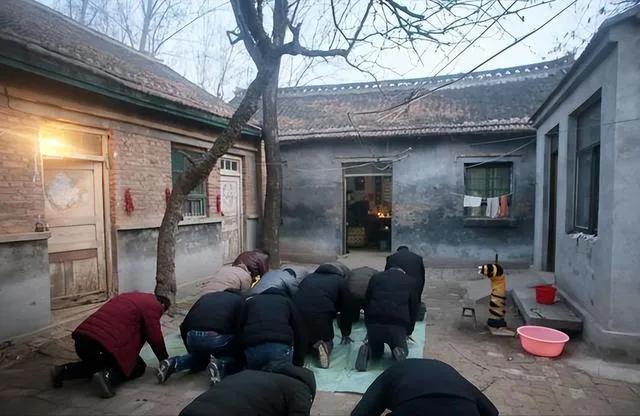 河南,我40岁,他8岁,可是我得给他磕头拜年,这是当地礼仪吗?_腾讯新闻