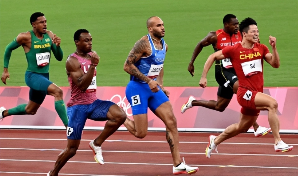 苏炳添为妻子送惊喜,晒一家四口全家福,两个儿子好帅气_腾讯新闻