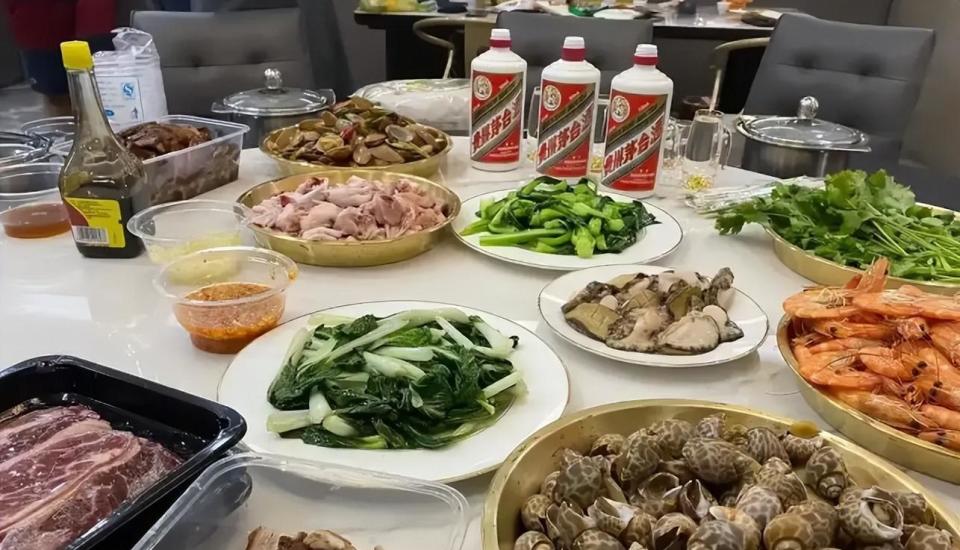 过年聚餐,酒桌上"最掉价"的6种行为,年过45岁的人要知道_腾讯新闻