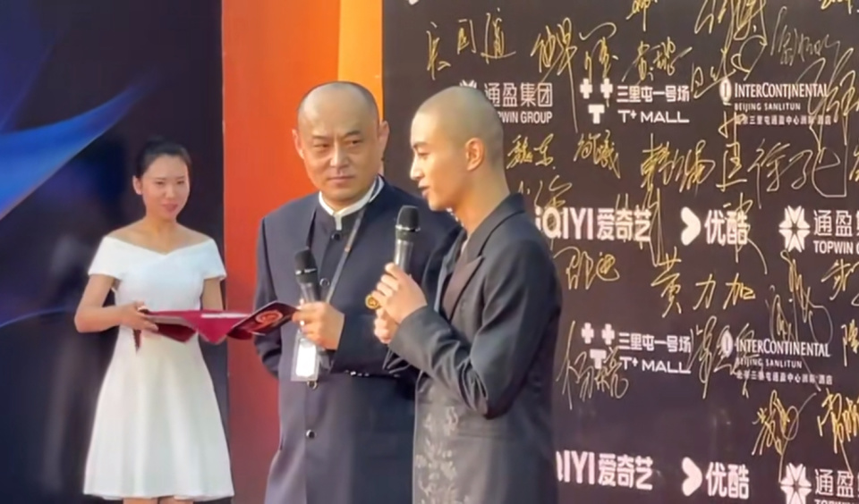 36岁陈晓近状曝光,光头形象走红毯引热议,颜值抗打超帅气