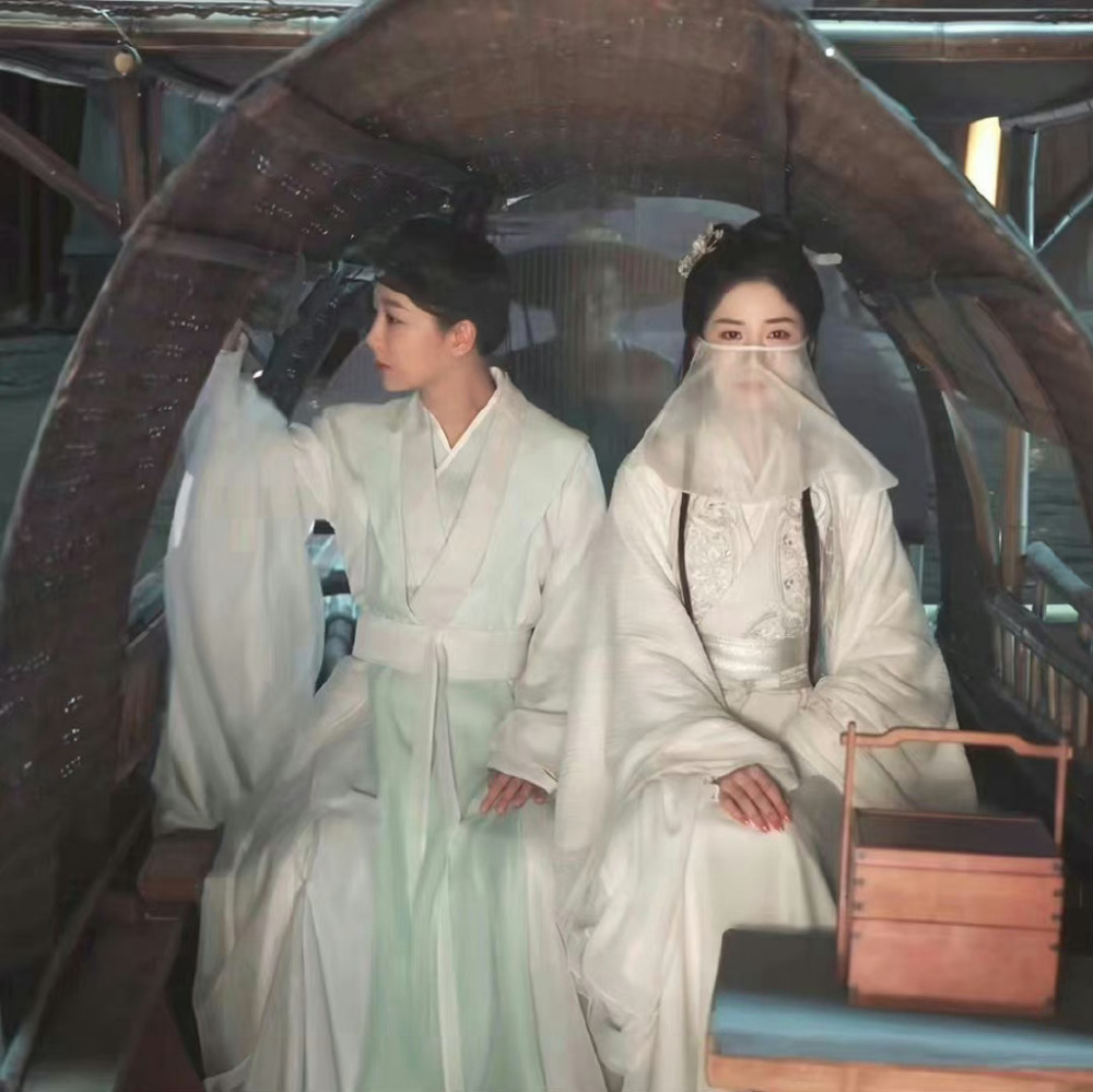 白衣女子的饰演者叫陈欣予,也已经入行9年了,曾在《何以笙箫默》中