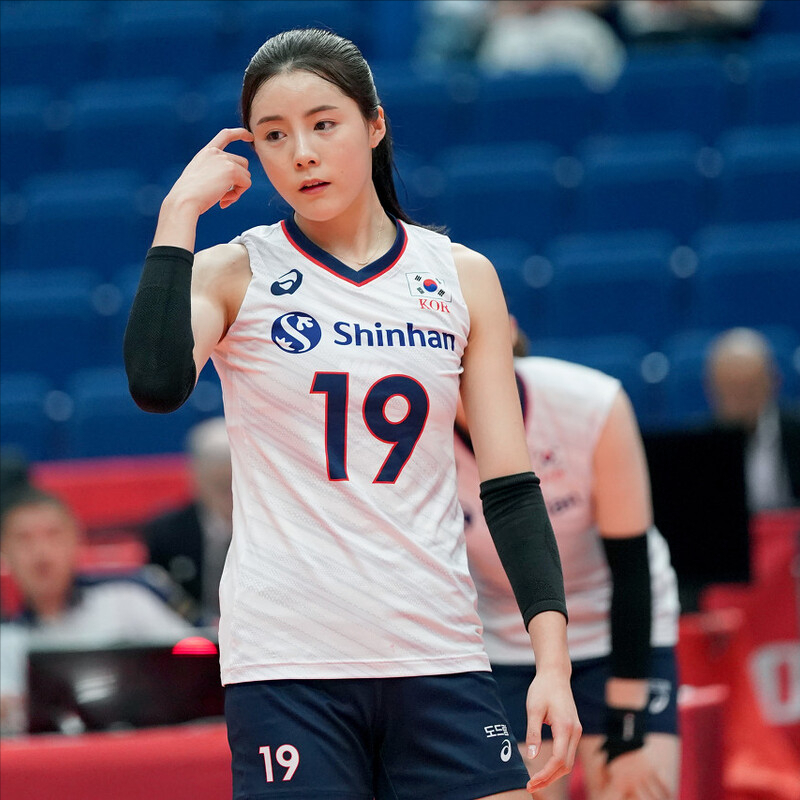 突出一些,放在国际赛场也是进攻难下球,一传难保障的三无主攻,金美妍