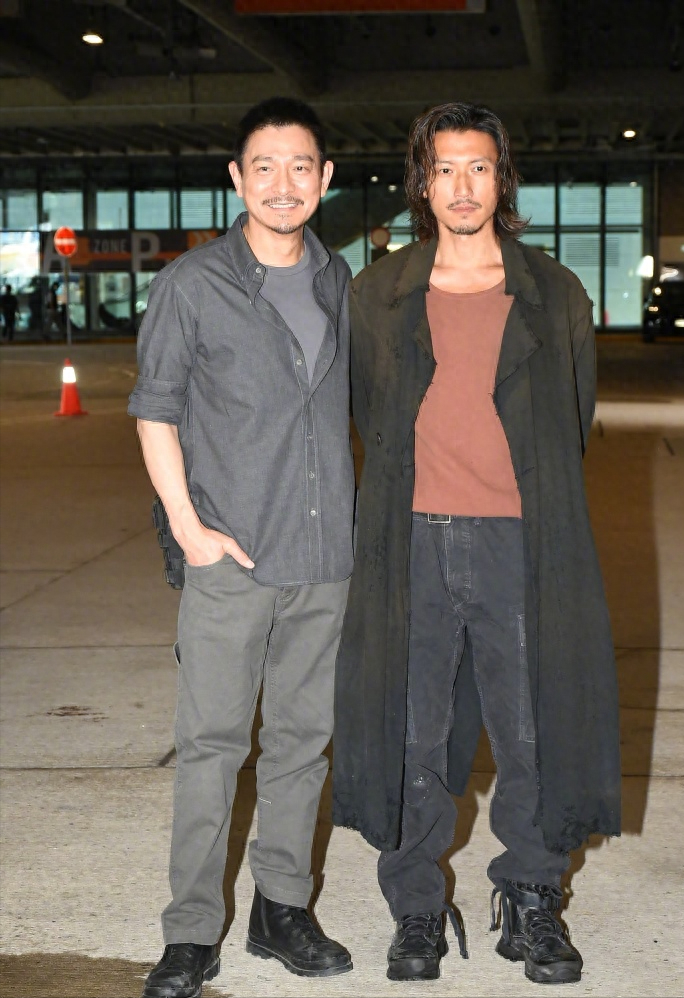 看到谢苗39岁还要打回香港,对比释小龙的辉煌,我才明白干爹的重要性