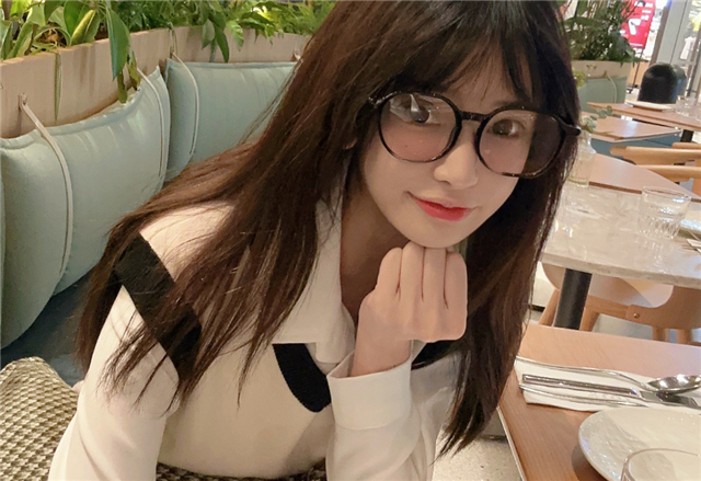 小天的手屡次出镜,还是在严君泽前女友家中,两人真谈上恋爱了?