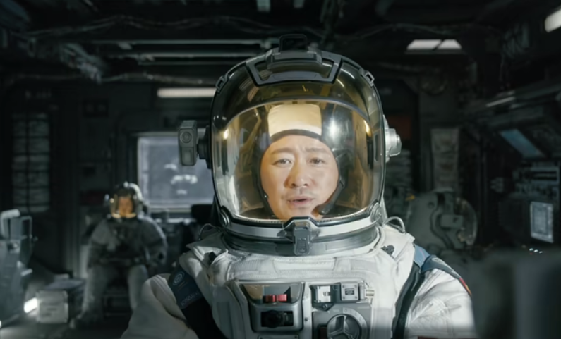 独自编剧的作品有抗日电影《血战残阳》.