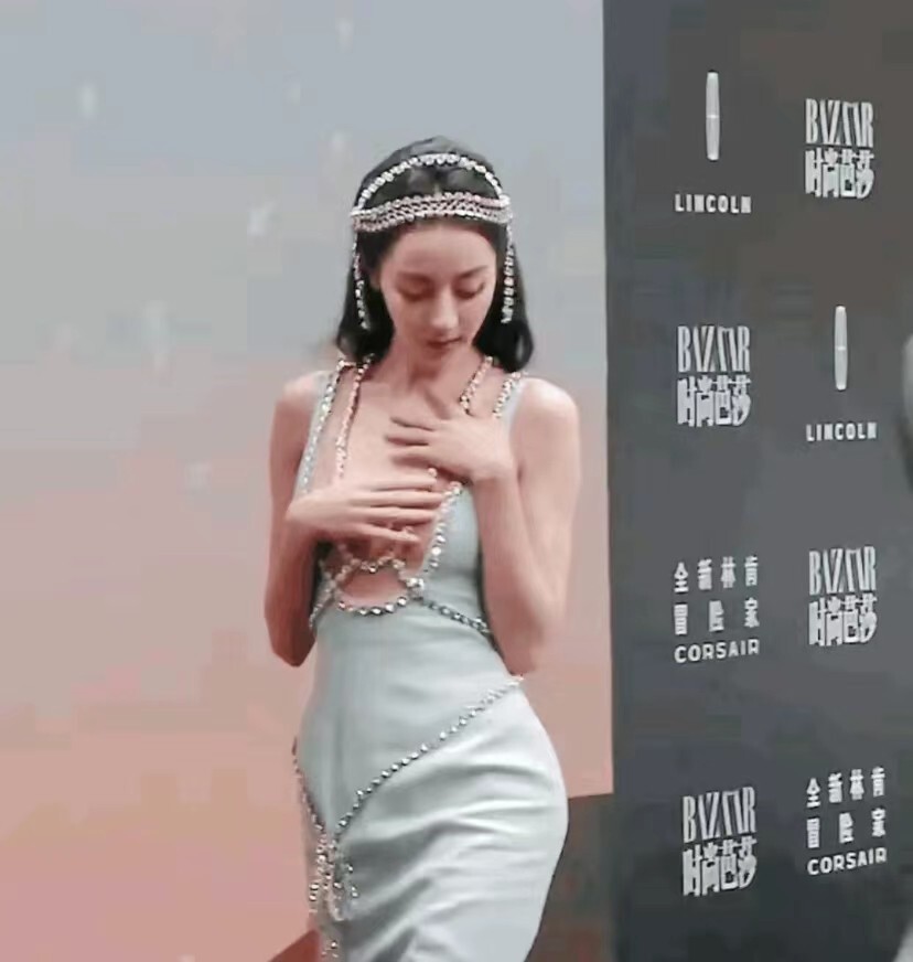 近日,金星谈论文化自信,在直播间说女明星穿暴露的衣服捂胸一事引起了