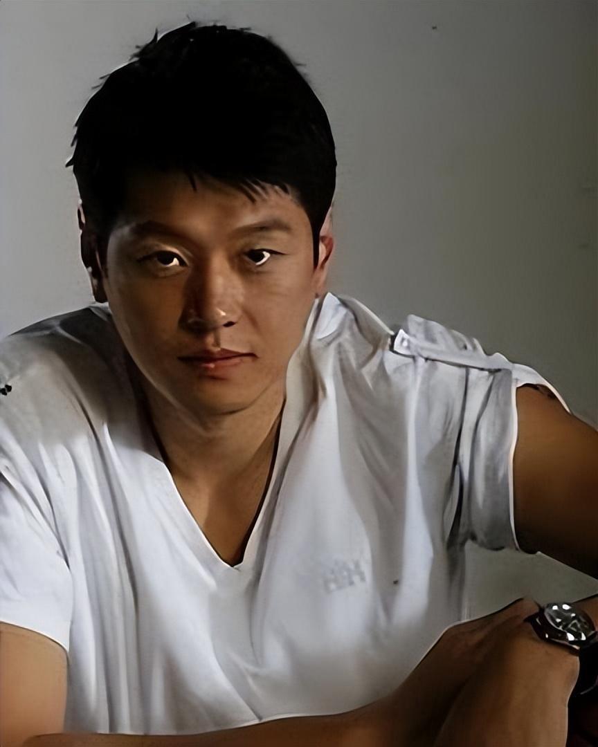 莫科:27岁结婚,婚后5个月妻子离世,后与现任妻子照顾前妻父母_腾讯