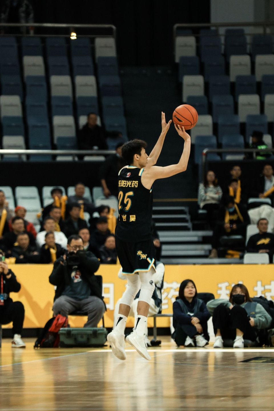 广厦18分轻取北控送对手三连败 孙铭徽28 10 8费尔德5分遭弃用