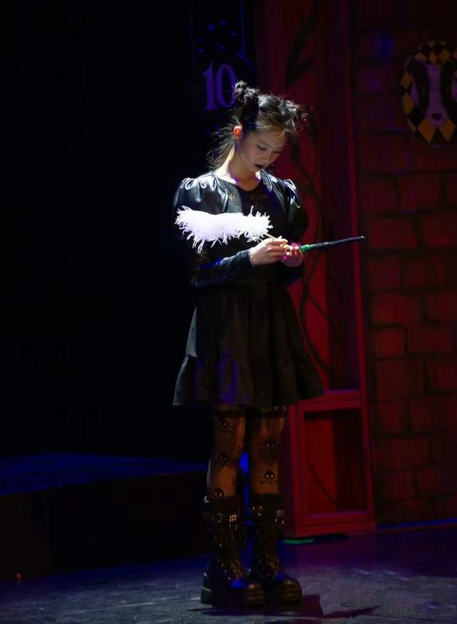 另一组照片中,多多身穿黑色连衣裙,扎着丸子头,涂着黑色口红,打扮