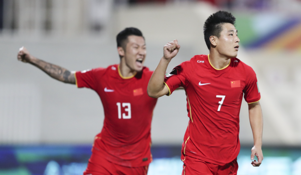 1-0,世预赛冷门!国足冲击26年奇迹,日媒:2-0,里皮来了也没用