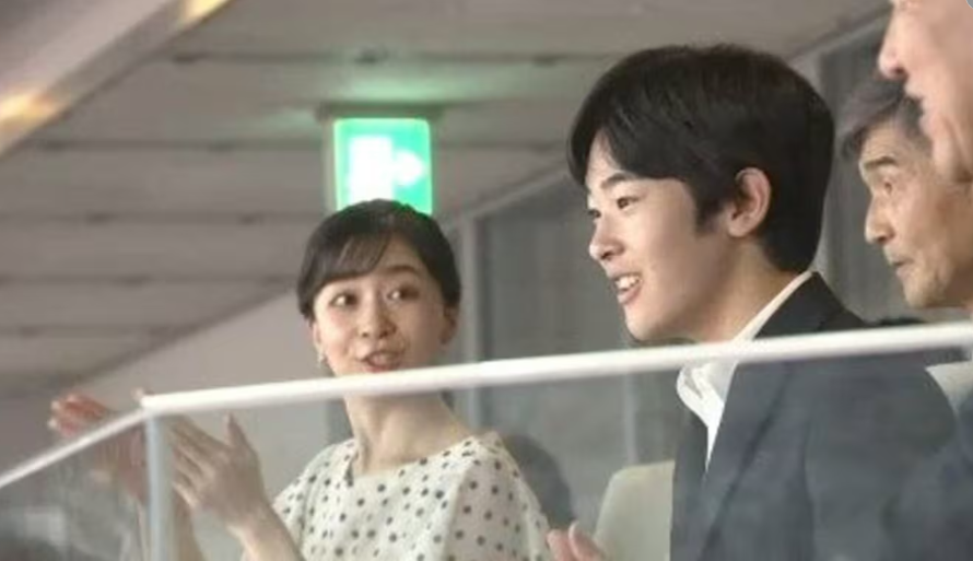 日本皇室独苗悠仁亲王：与最美公主一同出席公务，终于咧嘴笑了_腾讯新闻