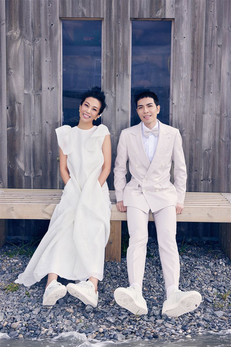 萧敬腾夫妇发布会疯狂秀恩爱,亲曝婚宴时间表,再度回应是否生娃_腾讯