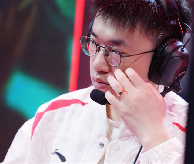 不愧是好兄弟,小虎重提2200"甩锅"老队友,乌兹就观看他的整活视频